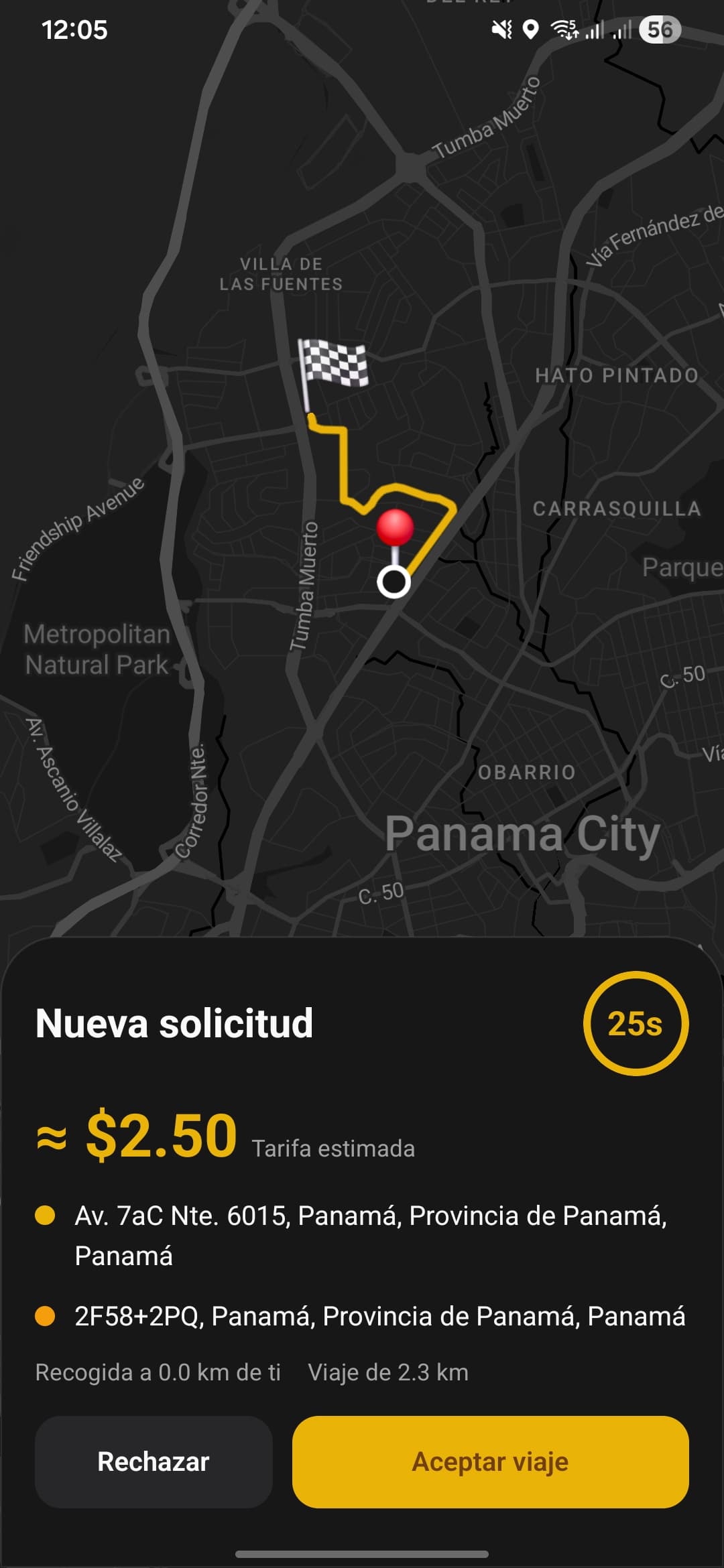 Pantalla de Alco Conductor: una solicitud nueva con el recorrido en el mapa, la tarifa estimada, las direcciones de recogida y destino, y los botones de aceptar o rechazar con el tiempo restante.